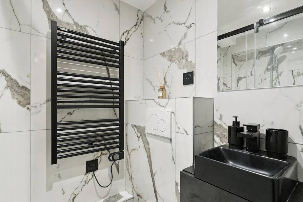 Duplex Parisien Pres Du Louvre Apartment Exterior photo